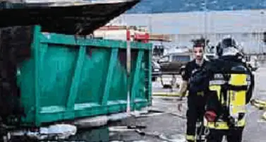 Rogo doloso distrugge un container di carta