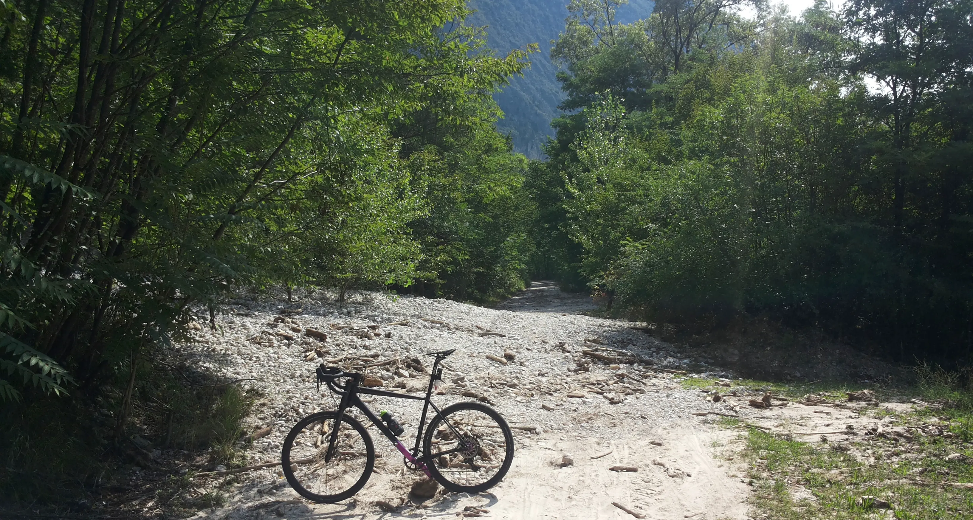 Colata di terra e ghiaia sul tratto ciclopedonale verso la Rocchetta
