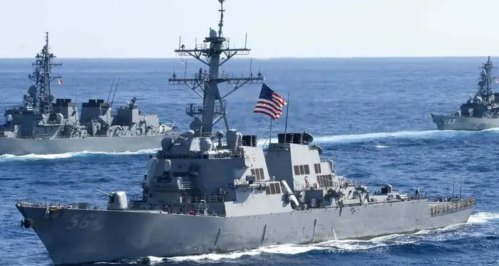 Nave da guerra Usa urta cisterna: dieci dispersi