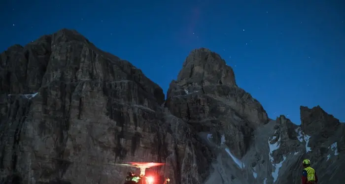 Tre Cime, alpinista soccorsa dall'elicottero Altair di notte