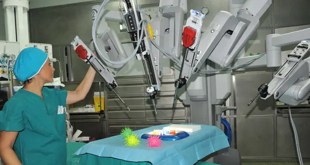 Robot chirurghi, 4 milioni di operazioni nel mondo dal 1999
