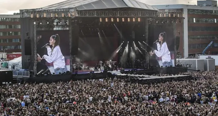 Manchester, al concerto l'abbraccio contro il terrore