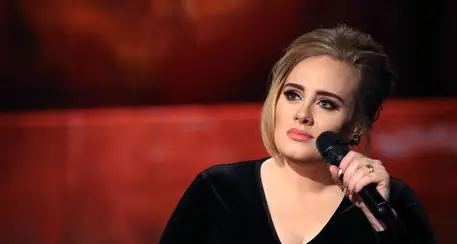 Adele: stop al tour, lesione alle corde vocali