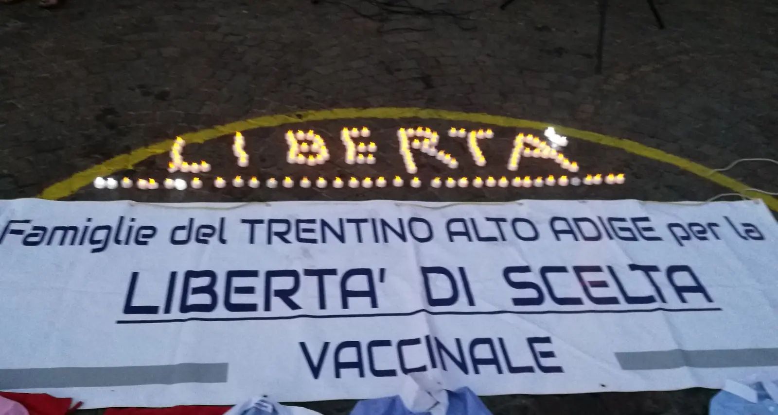«No ai vaccini obbligatori». Protesta a Trento Papà e mamme anti vax: più di mille in piazza