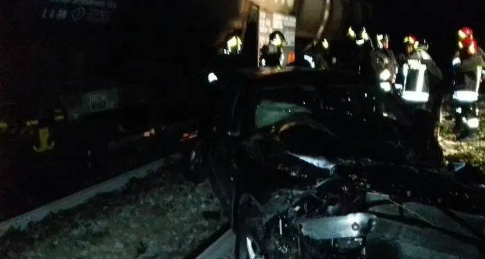 Como, auto vola dal viadotto e finisce travolta da un treno