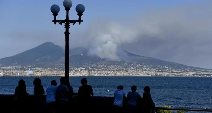 Incendio sul Vesuvio le fiamme non arretrano