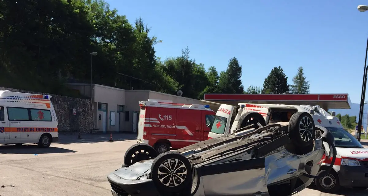 Scontro tra auto a Taio: una finisce a ruote all'aria