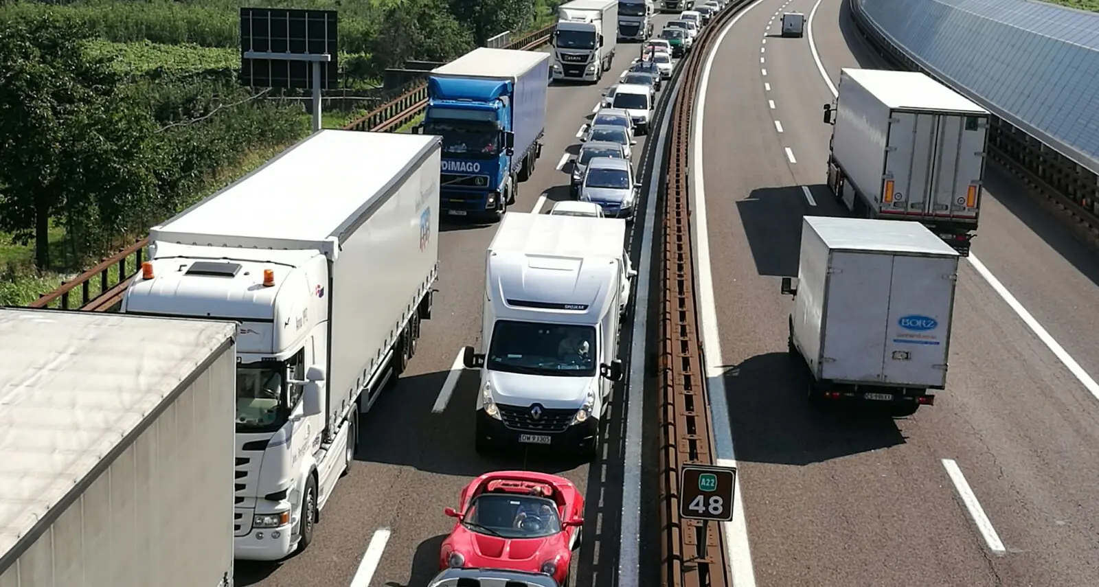 Traffico intenso e code su strade e autostrade