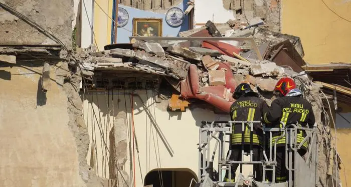 Crolla una palazzina a Torre Annunziata