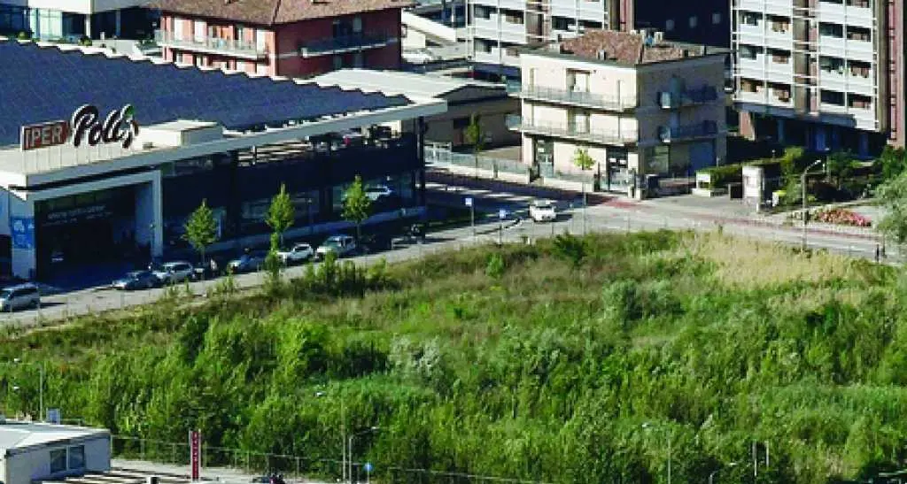 Poli si aggiudica l'area ex Opel in via Brennero Il progetto: nuovo iper da 5 mila metri quadri