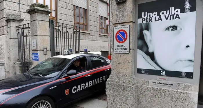 Tenta di sottrarre una neonata Fermata alla «Mangiagalli»