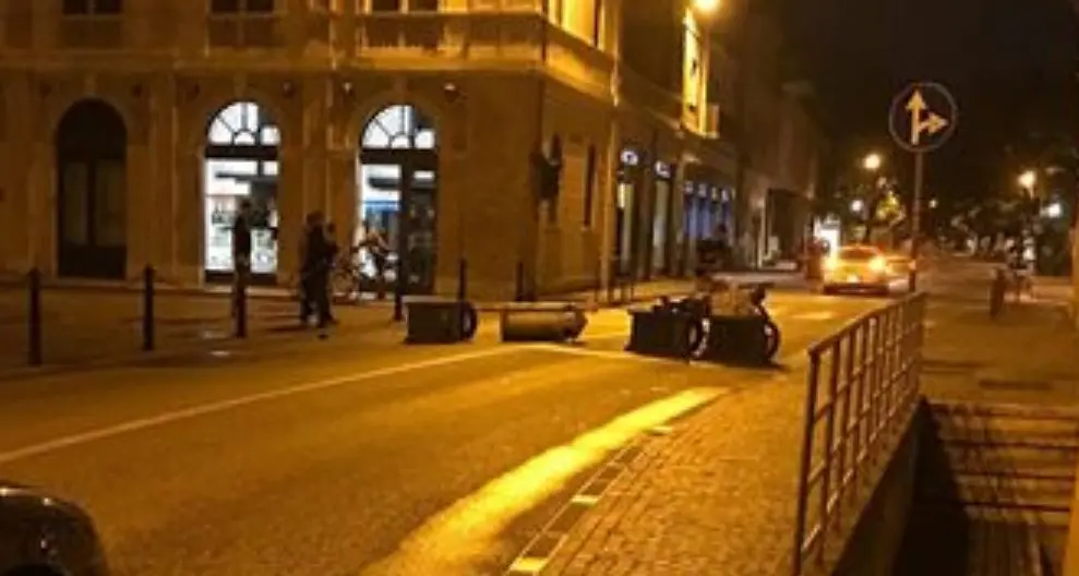 Lite furiosa nella notte in centro Infilzato al collo con lo spiedino