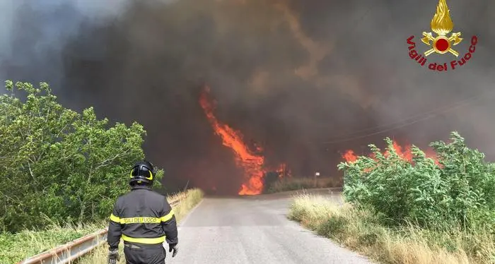 Incendi, continua l'emergenza Denuncia: piromani in azione