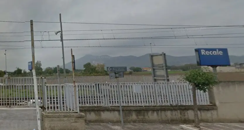 Caserta, ragazza sul muretto finisce sotto il treno e muore