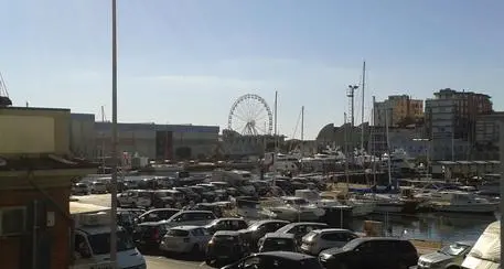 Viareggio, mamma e bimbo bloccati sulla giostra a 50 metri di altezza