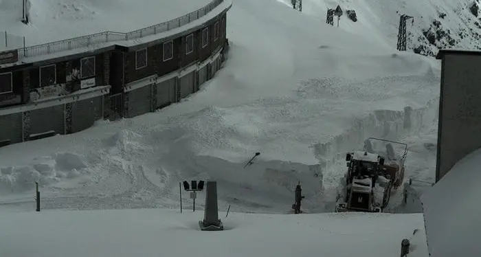 Stelvio, sgombero neve in attesa del Giro d’Italia