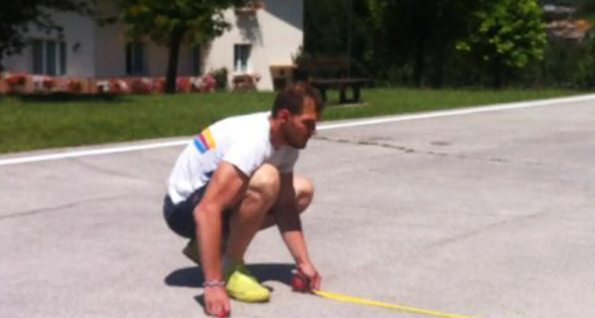 Luca Lechthaler al lavoro per il campetto del paese