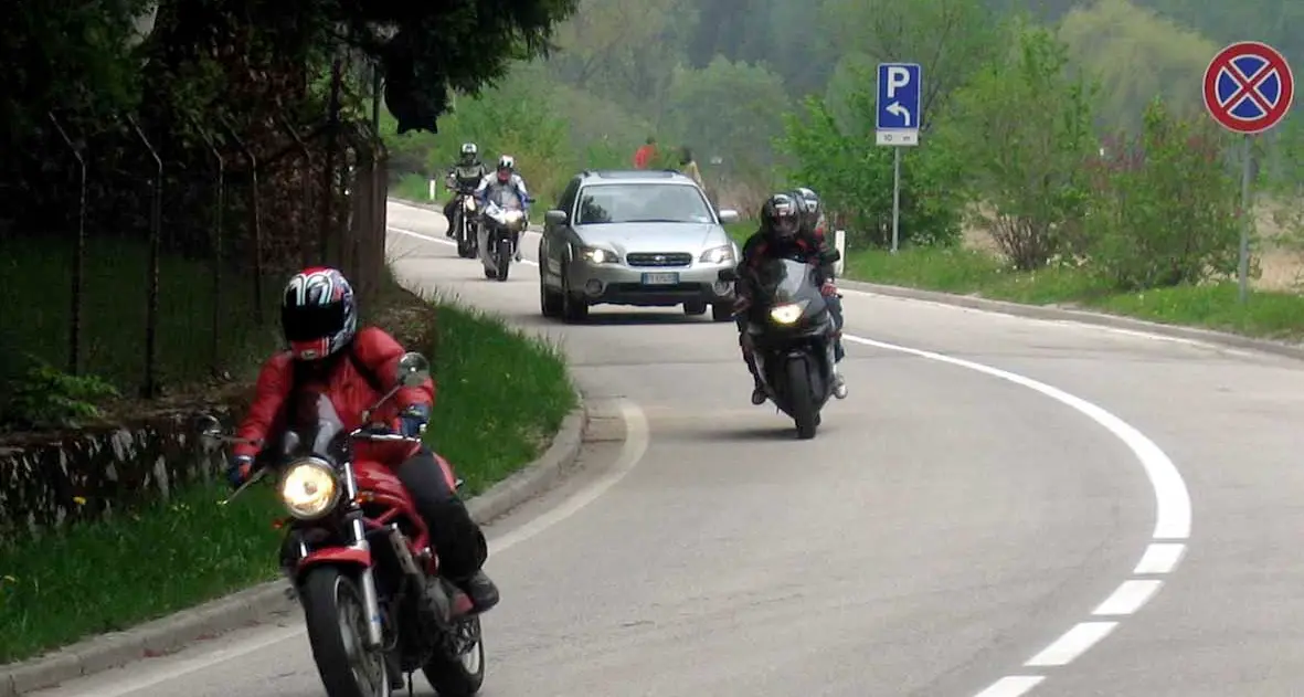 Petizione contro le moto in Novella sono esasperati in estate non si vive più»
