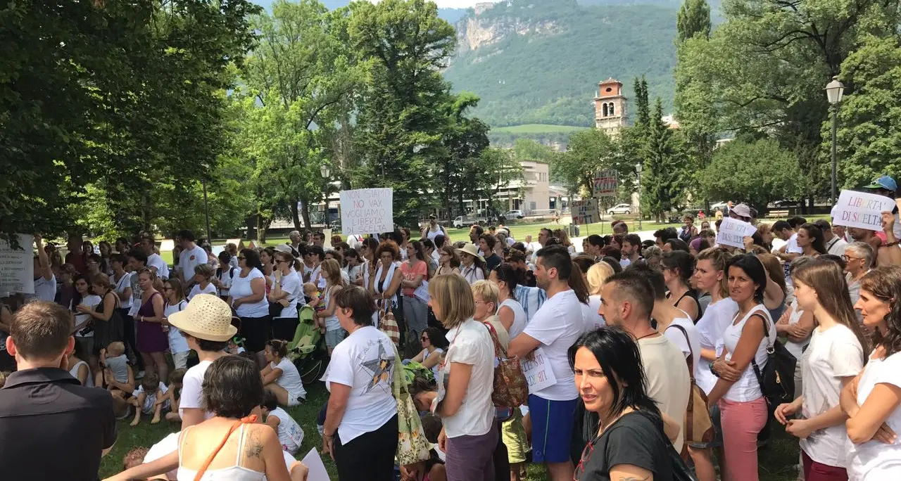 Vaccini, manifestazione a Trento contro l'obbligo «Libertà di scelta e più informazioni ai cittadini»