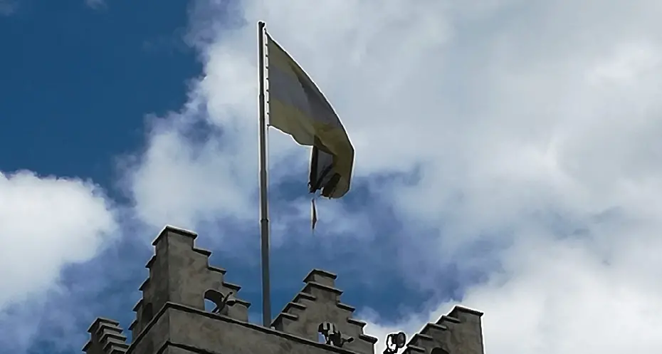 Sulla Torre Civica di Trento una bandiera da vergogna