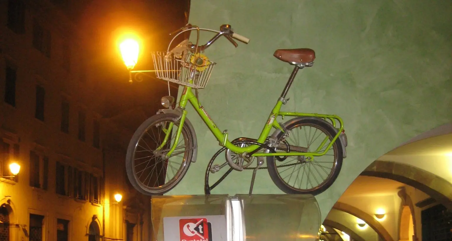 Contro il furto la bici legata sopra i telefoni