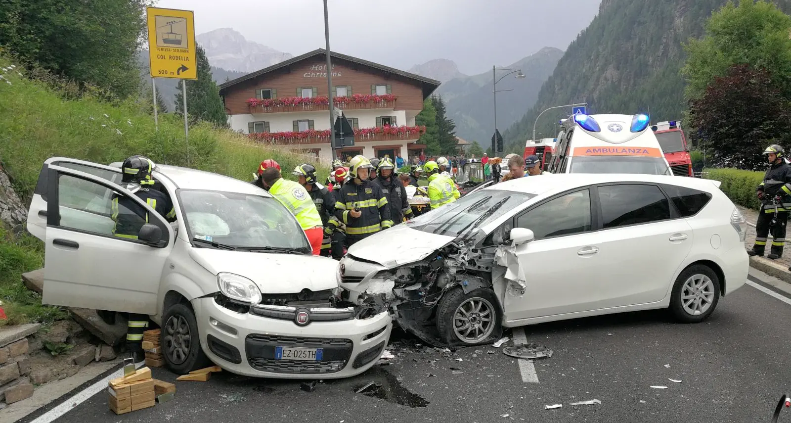 Scontro frontale tra auto Sette feriti in val di Fassa