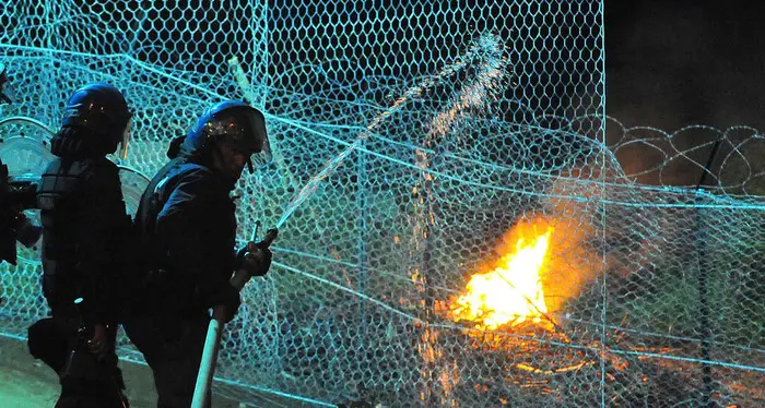 Proteste al cantiere della Tav Bombe carta contro le recinzioni
