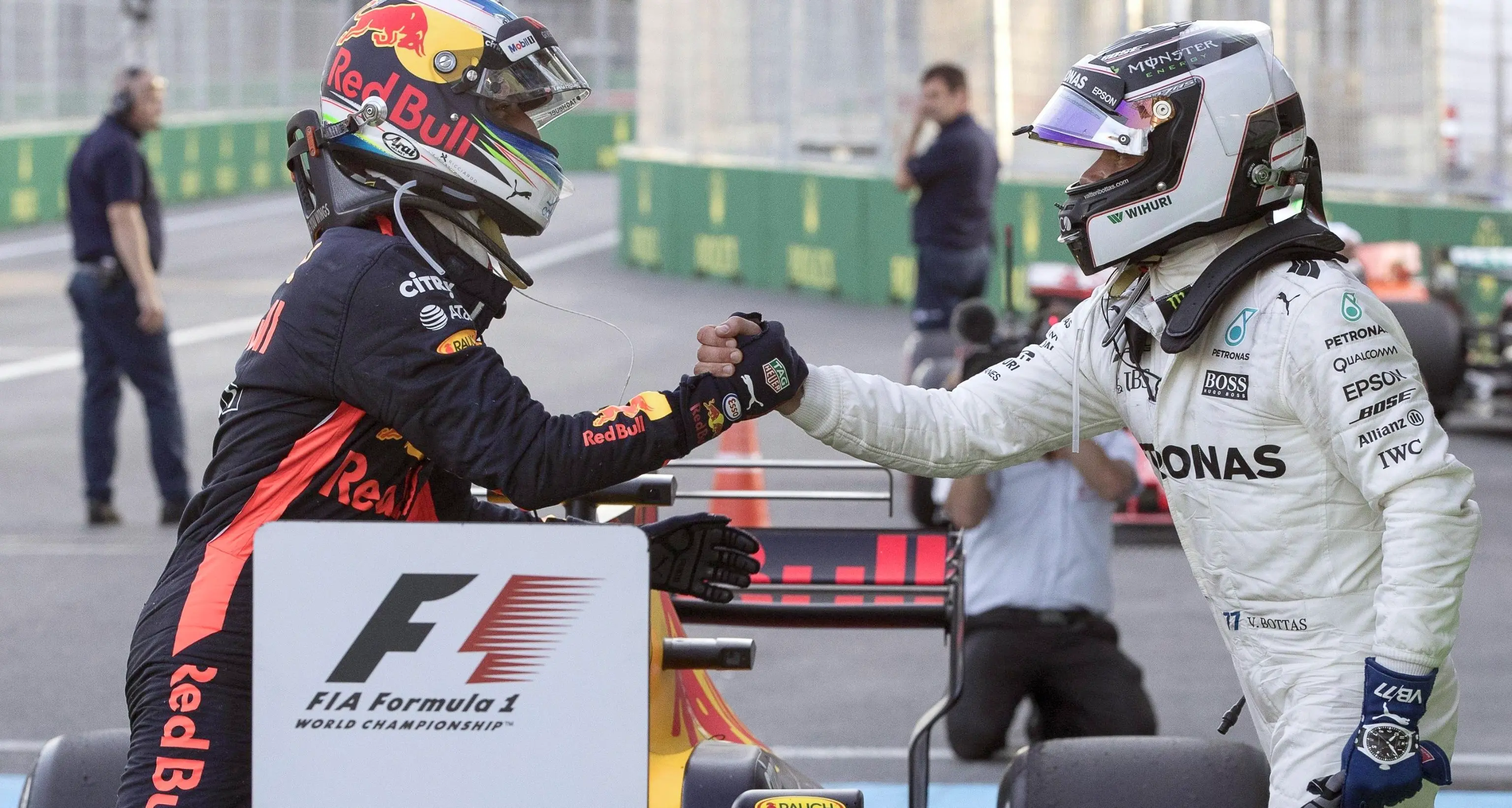 Vettel e Hamilton, una sfida calda Ricciardo bacchetta il ferrarista