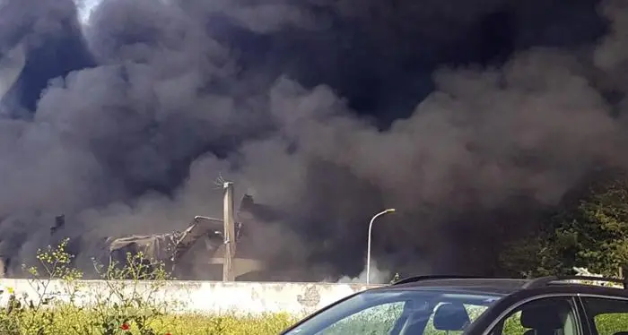 A fuoco un deposito di rifiuti Pomezia, famiglie evacuate
