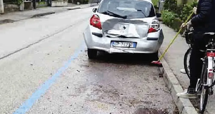 Automobili in sosta centrate dal suv