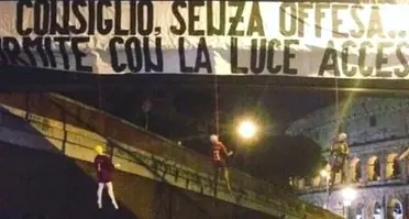 Manichini «romanisti» impiccati al Colosseo