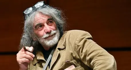 Vandali da Mauro Corona, scrittore li insegue con accetta