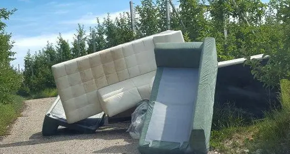 Divani «smarriti» in strada Caccia a chi li ha lasciati