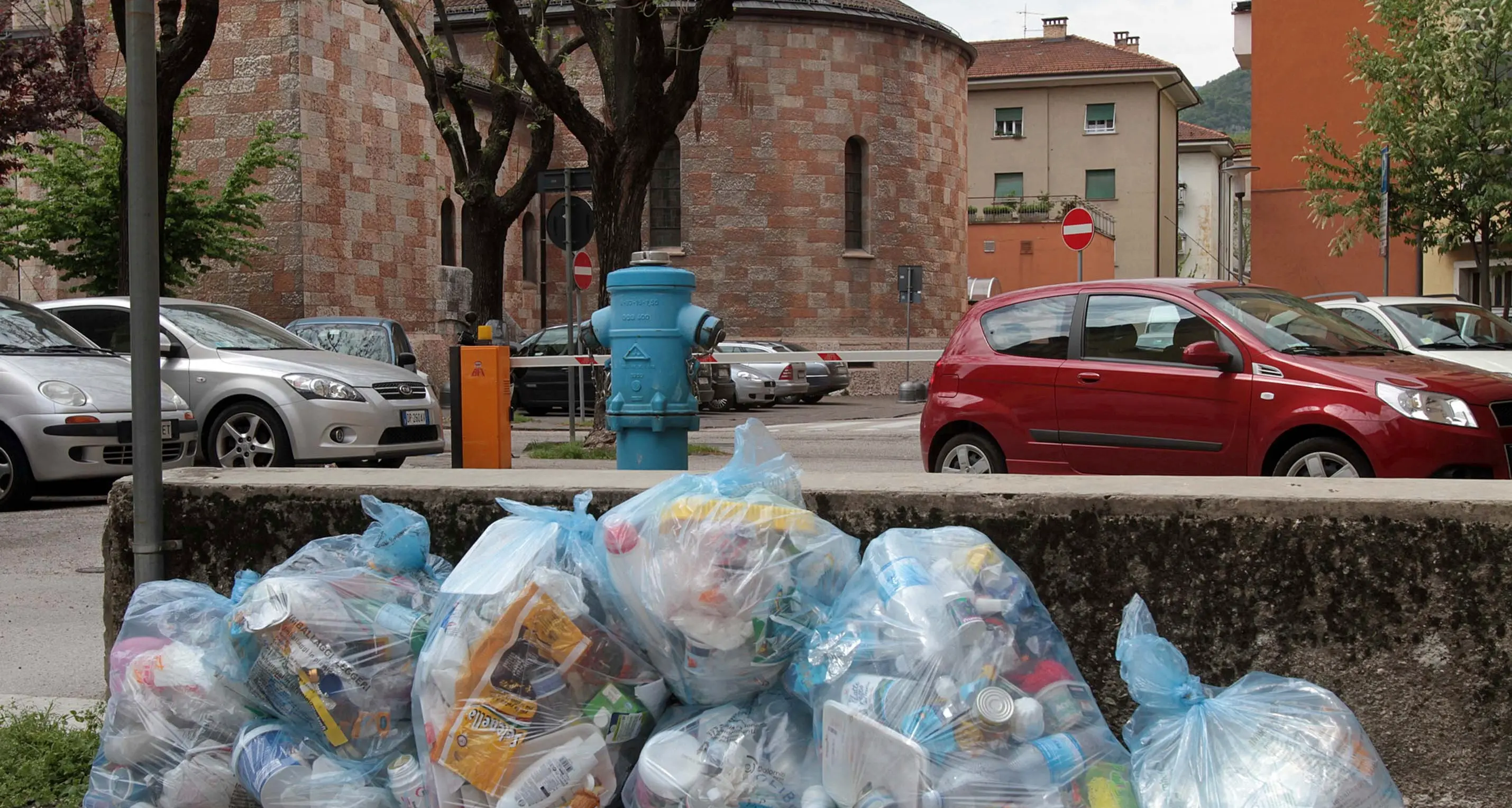 Rifiuti, ecco dove ritirare sacchetti azzurri e di carta