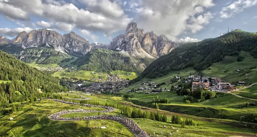 Sui passi dolomitici arrivano 3 domeniche solo per le bici