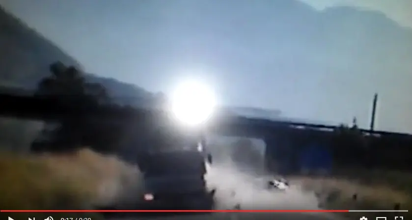 Il video dello scontro frontale auto-camion La Bmw si sposta sulla sinistra e poi l'impatto