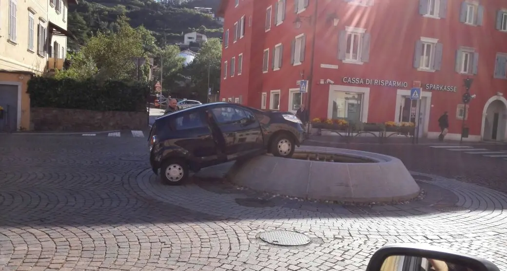«Parcheggia» sopra la fontana «Colpa» di un raggio di sole