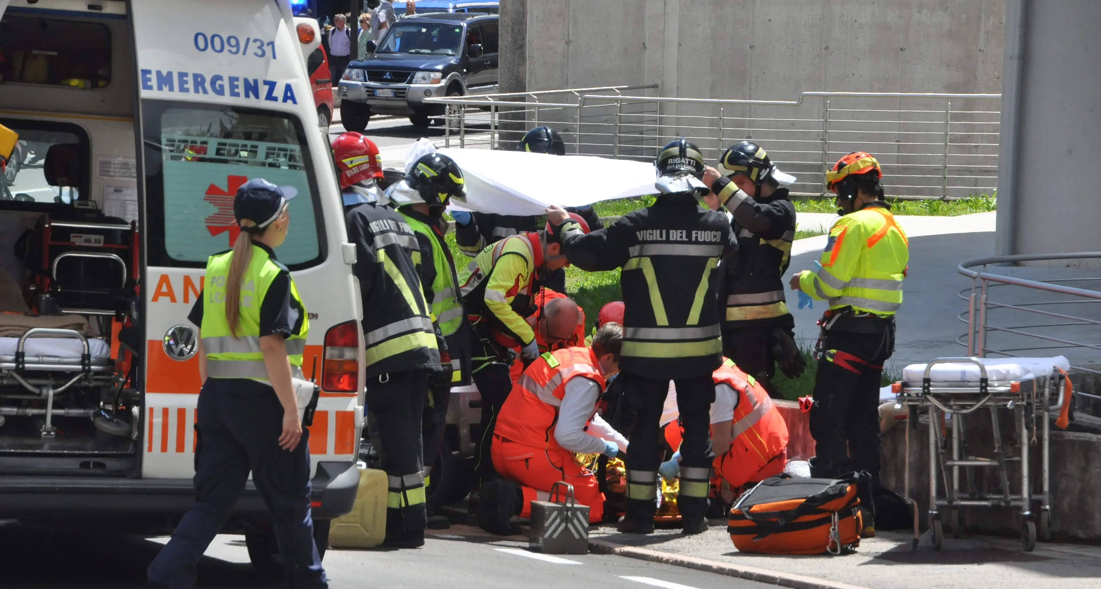 Scontro auto moto a Riva In ospedale un 38enne