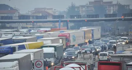 Brennero, Tirolo pro limite tir 25 giorni bollino nero, 10 a maggio