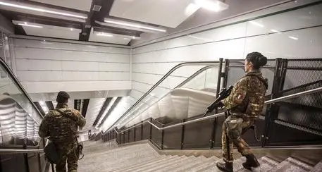 Con il coltello in metro Scene di panico a Napoli