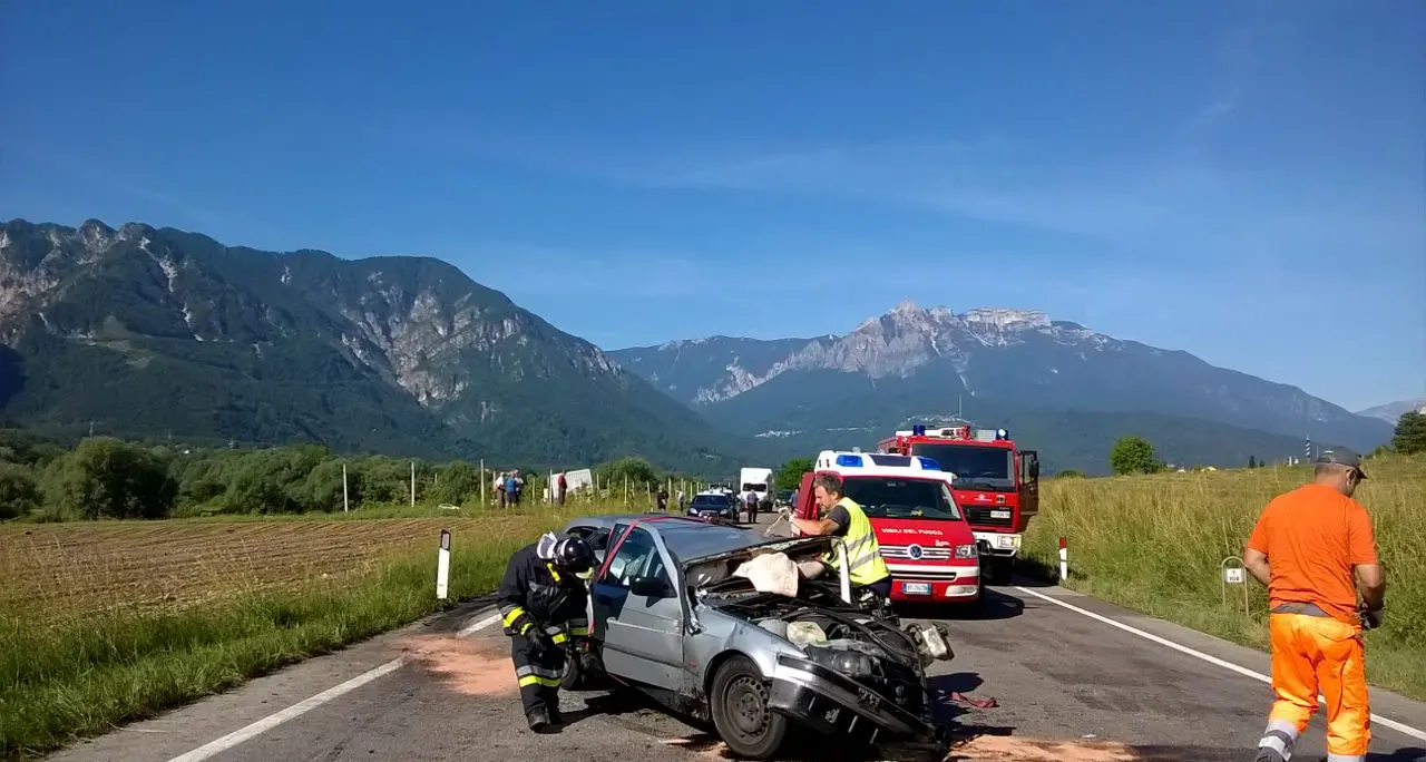 Scontro frontale tra una Bmw e un camioncino