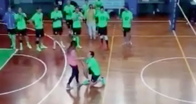La proposta di nozze durante la partita di volley