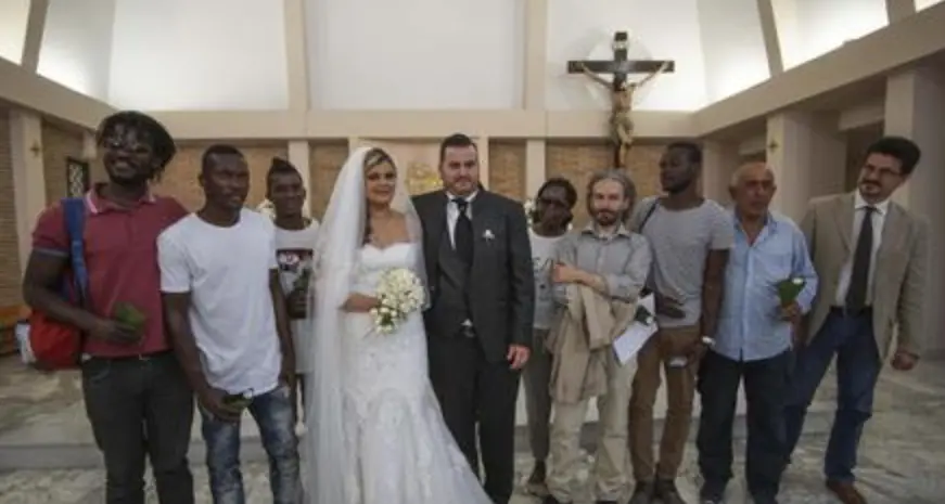 Sposi invitano migranti al matrimonio