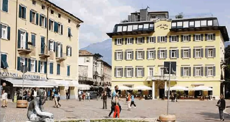 La bimba con i piedini nella fontana Un vigile la rimprovera e lei piange Il papà la difende e finisce a processo