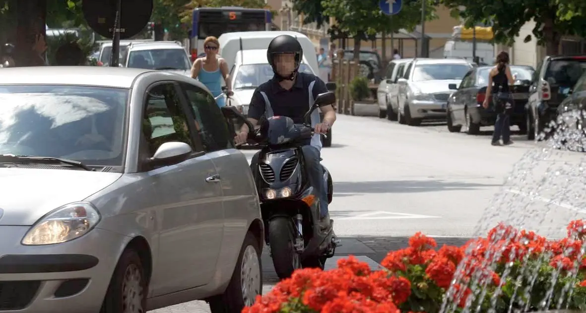 Fermata in città col motorino del figlio senza patente, revisione e assicurazione