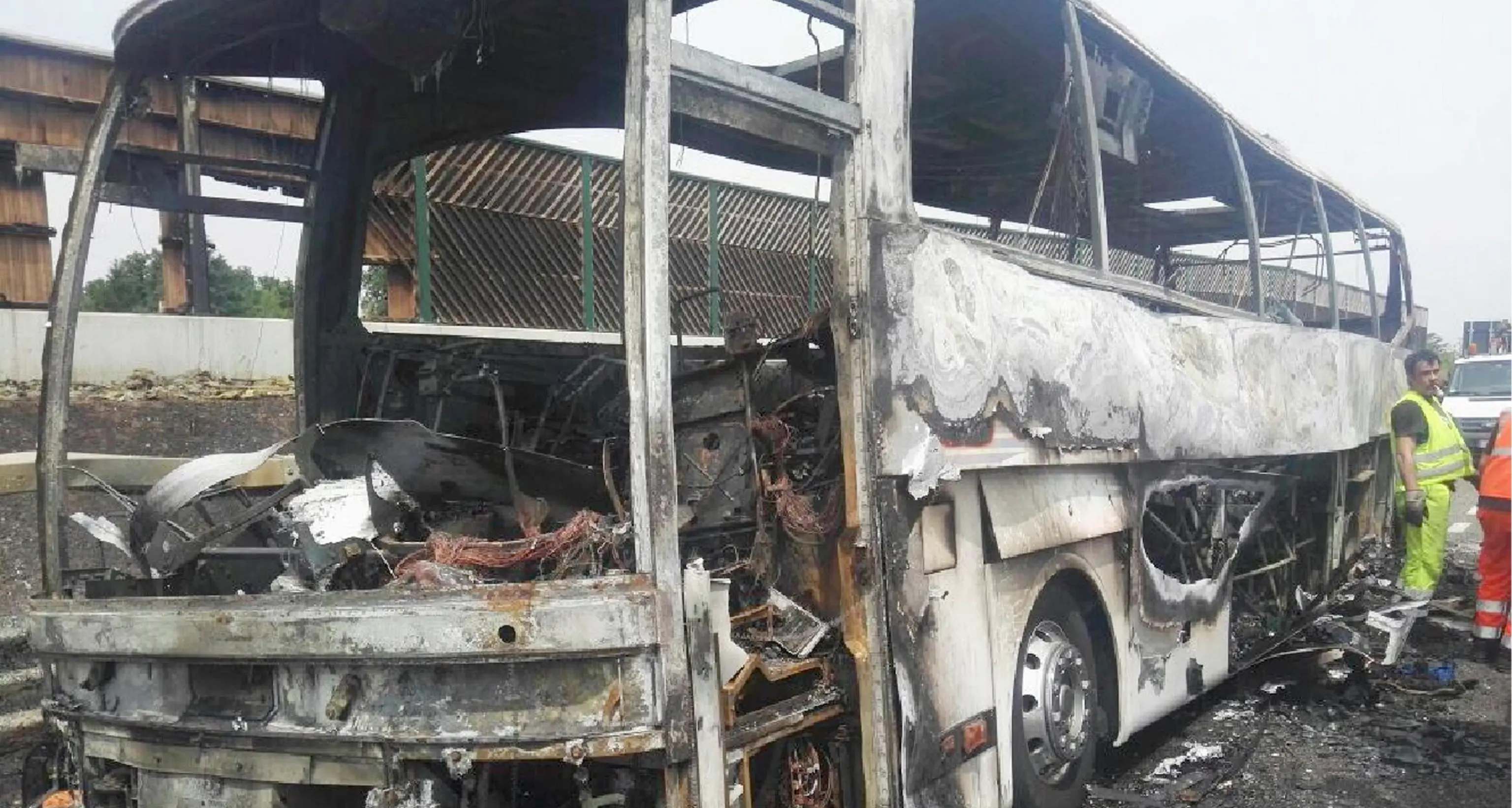 Pullman prende fuoco in A4 Salva la scolaresca a bordo