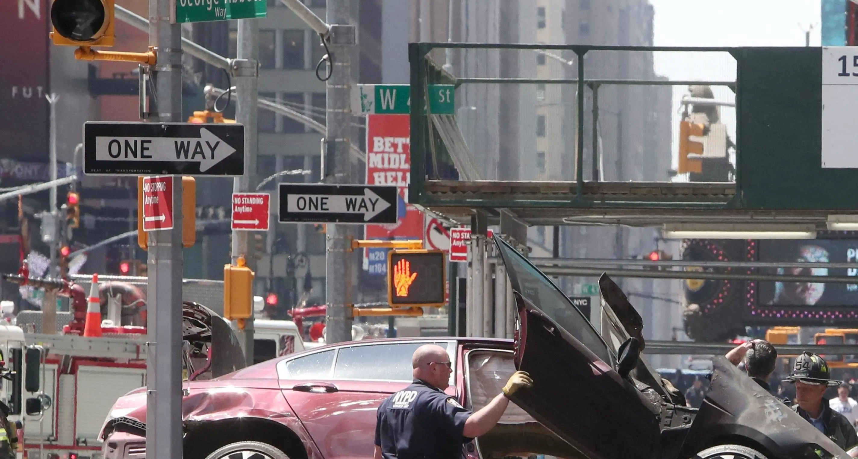 Auto sulla folla a New York Ci sarebbero almeno 10 feriti