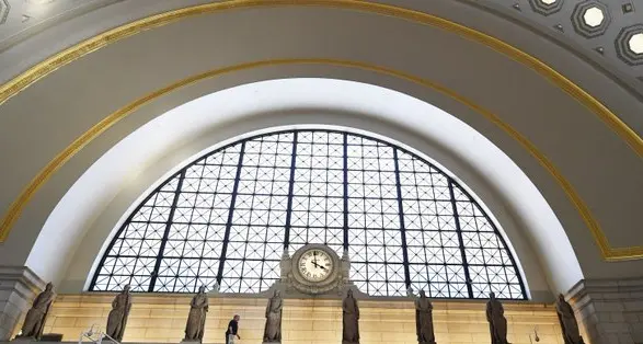 Attacco hacker alla stazione Video porno sul maxischermo