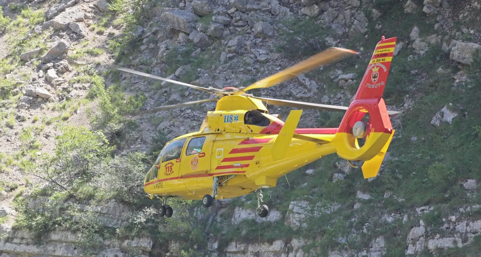 Precipita piper ad Asiago Due elicotteri di cui uno trentino hanno soccorso i due feriti