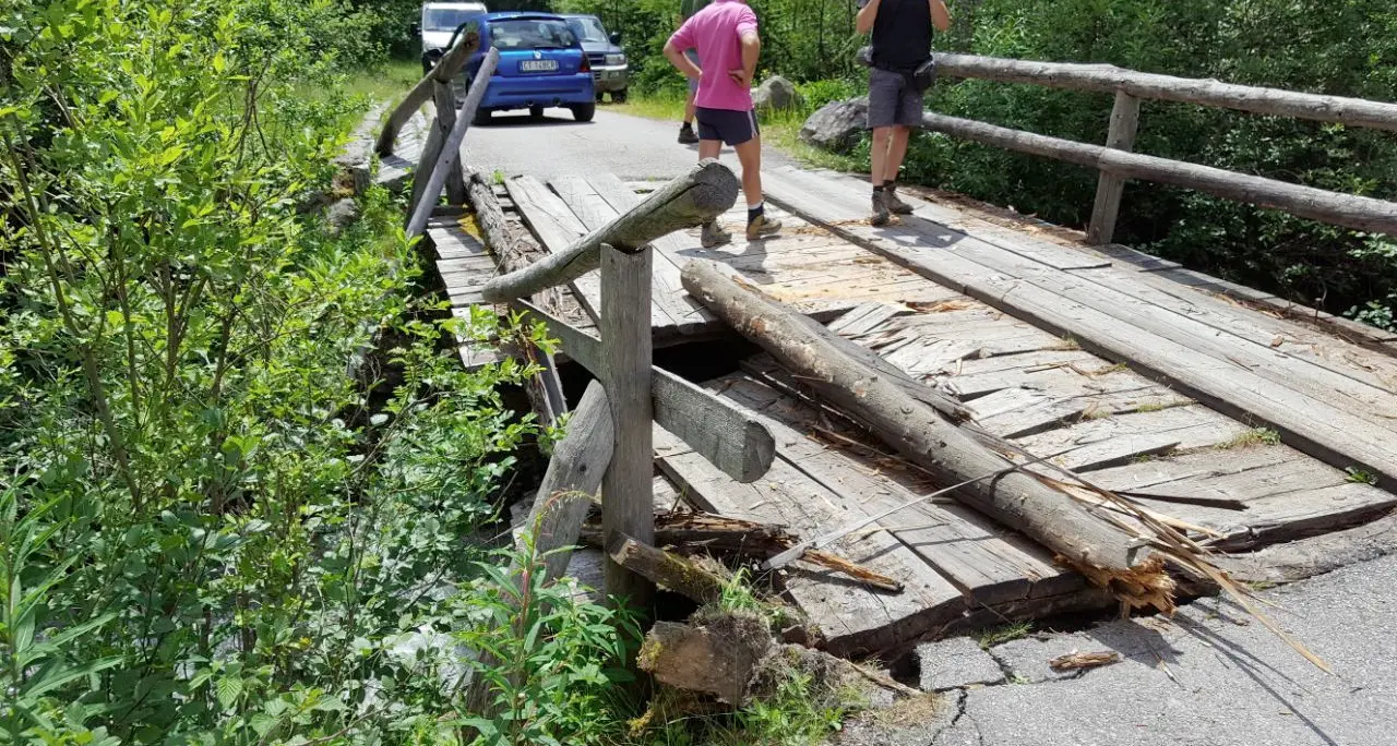 Cede il ponte in Val Genova: a malga Bedole solo a piedi